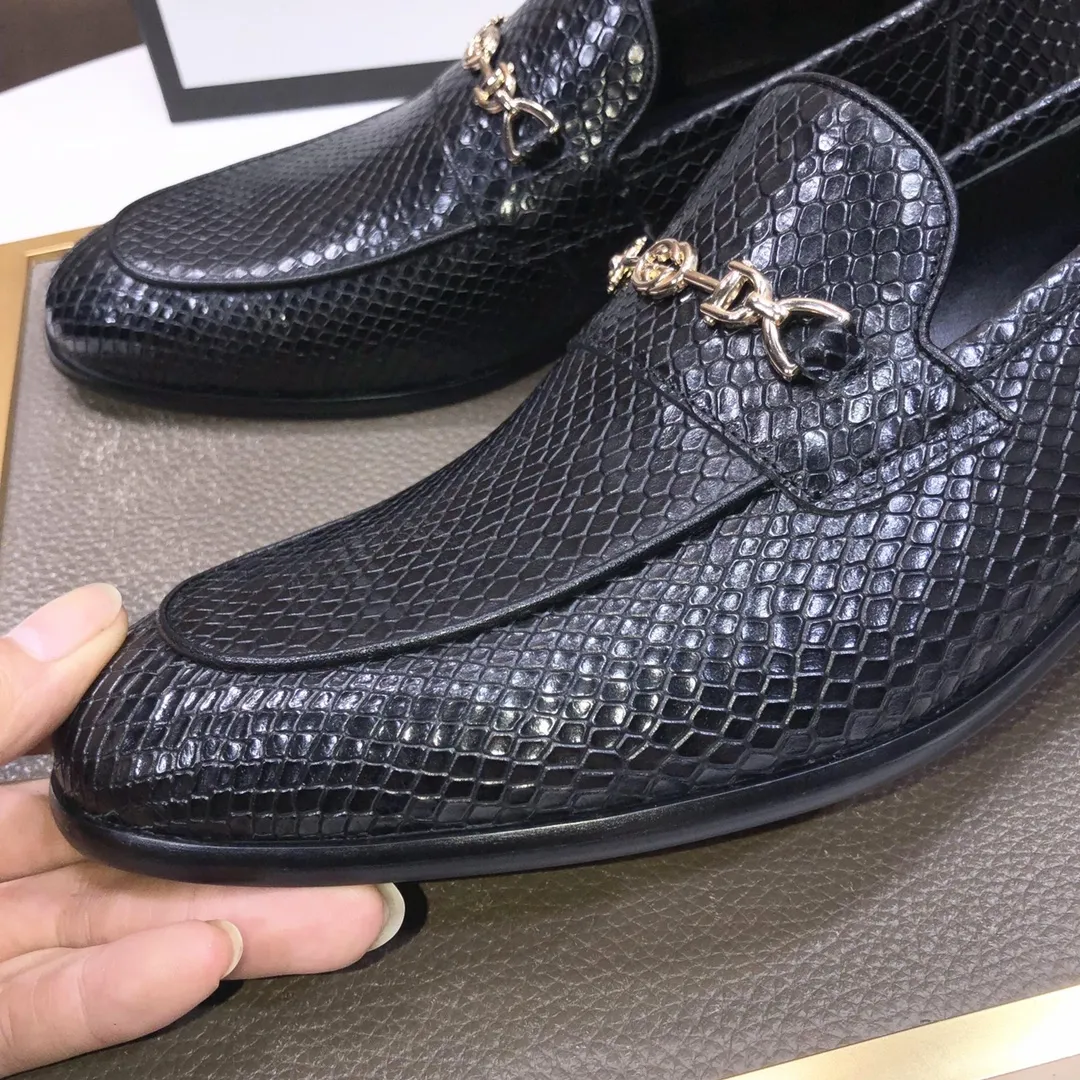 Men's shoes💰500💰Italy's top luxury men's shoe giant (GUCCI) (Gucci) (full cowhide lining) new arrival🍃Original European style🔰 Pleasant to the eye😍In order to make the shoes more durable and non-deformable🌀The production continues to follow traditional methods but there is still no lack of innovation💪Choose original sheepskin for the leather♻️ Smooth and natural And extra bright ⭐Made of imported cowhide, the first choice of rich people 38-45 (45 customized)